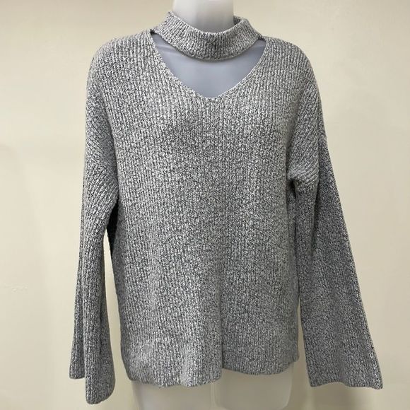 Harlow & Rose Sweaters - NWOT Harlow & Rose gray choker style sweater. Size M.  (8/10).